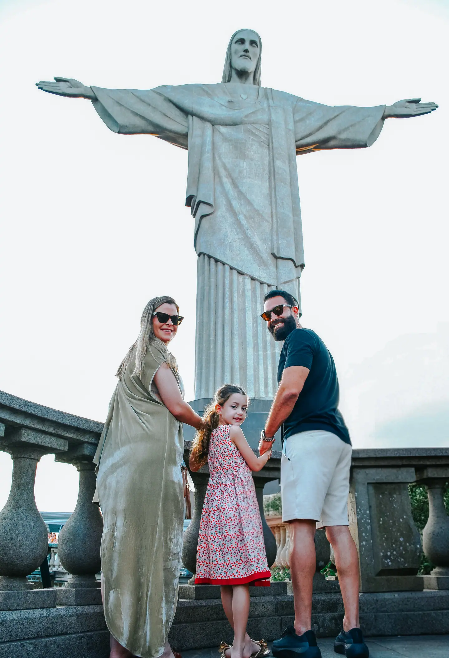 Família posa diante do Cristo Redentor, no Rio de Janeiro