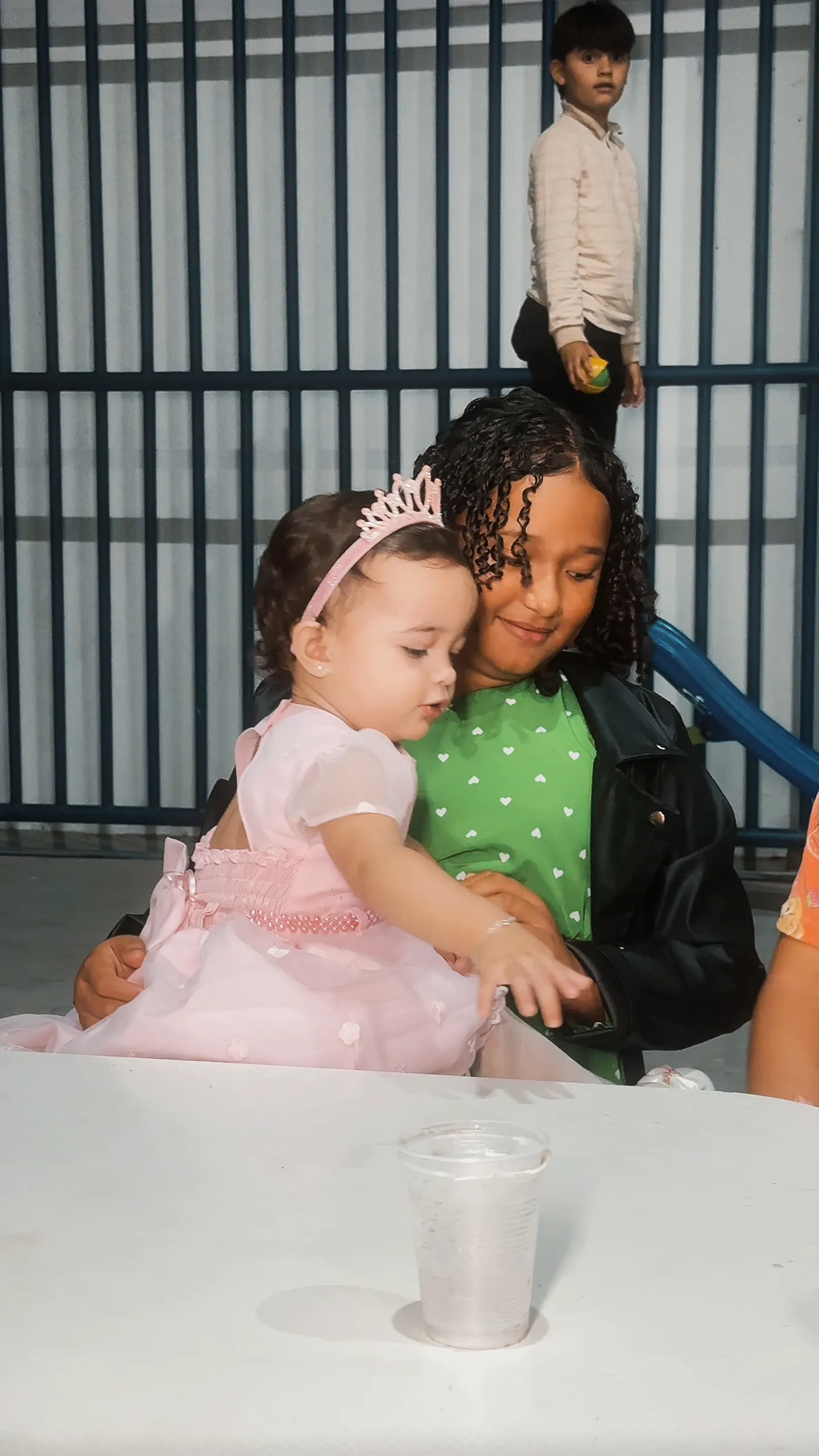 Vídeo: Aniversário de 1 ano com tema de princesa: bebê de tiara no colo, entre castelos e balões